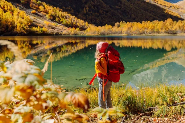 Caminante Mujer Feliz Lago Las Montañas Otoñales Lago Montaña Turista —  Fotos de Stock