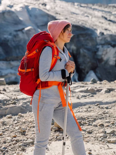 Mujer Excursionista Con Mochila Las Montañas Montaña Con Glaciar Turista —  Fotos de Stock