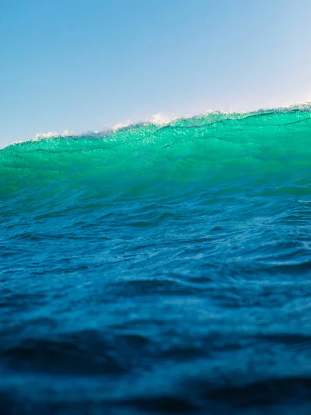 Τέλειο Κύμα Στον Ωκεανό Σπάζοντας Τιρκουάζ Κύμα Μπλε Ουρανό — Φωτογραφία Αρχείου