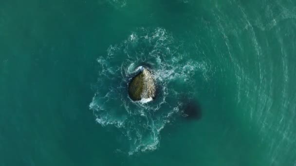 Aerial View Ocean Surface Waves Rocks Coastline — 图库视频影像