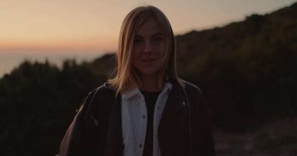 Portrait Beautiful Woman Black Jacket Posing Outdoor Sunset Light — Stock videók