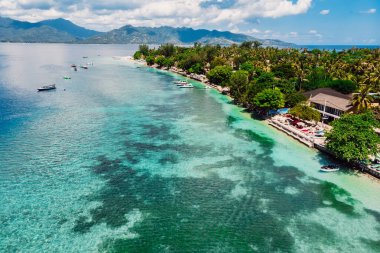 Köy, plaj ve turkuaz okyanus, havadan manzaralı tropikal ada. Gili adaları
