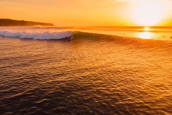 Widok Powietrza Fale Surfingowe Ciepłym Zachodzie Słońca Idealny Puchar Dla — Zdjęcie stockowe