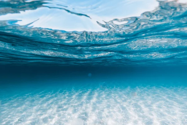 透明度の高い青い海と砂の底が東オーストラリアで水中 — ストック写真