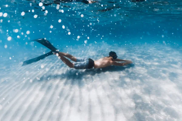 泡で海の中を自由に泳ぐ — ストック写真