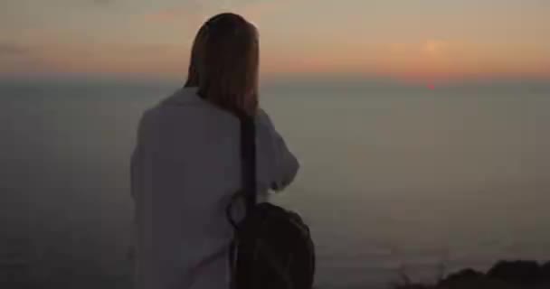 Wanita Luar Ruangan Dengan Cahaya Matahari Terbenam Weekend Pegunungan — Stok Video