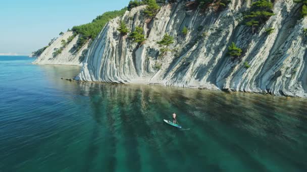 Mannen Stand Paddle Board Blauwe Zee Reiziger Sup Boord Met — Stockvideo