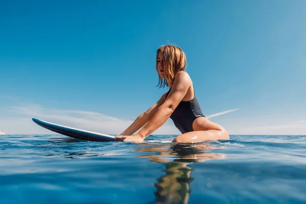 Сонячний День Привабливою Дівчиною Серфінгом Яка Чекає Хвилі Дошці Серфінгу — стокове фото