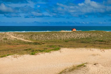 Brezilya 'da kurtarma kulesi ve okyanus dalgaları olan Campeche plajı.