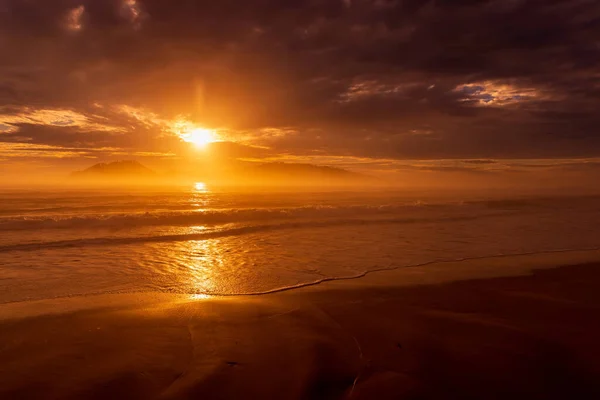 Ανατολή Ηλίου Στην Παραλία Του Ωκεανού Στη Florianopolis Βραζιλία — Φωτογραφία Αρχείου
