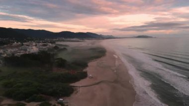 Sabah sisi ve okyanusuyla Florianopolis 'te gün doğumu ışıklarıyla Campeche Sahili
