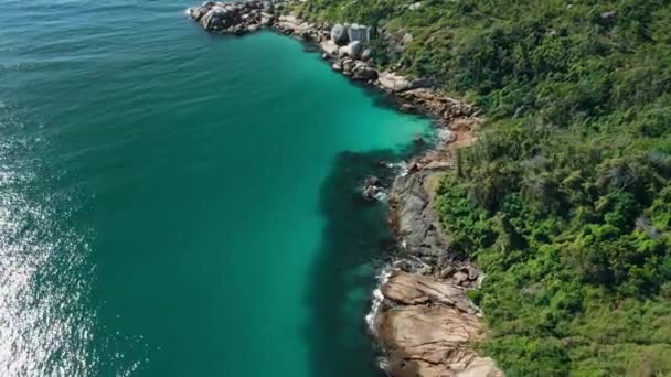 Тропическое Побережье Скалами Бирюзовым Океаном Вид Воздуха — стоковое видео