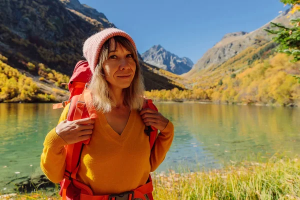 Mujer Viajera Lago Las Montañas Otoñales Lago Montaña Excursionista Turístico — Foto de Stock