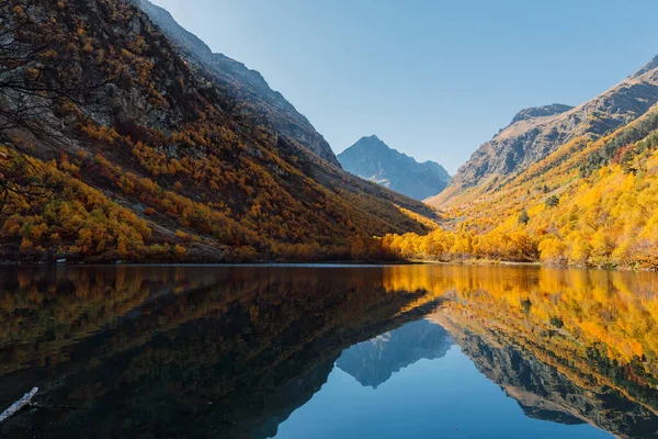 Horské Jezero Skleněnou Vodou Podzimními Stromy — Stock fotografie