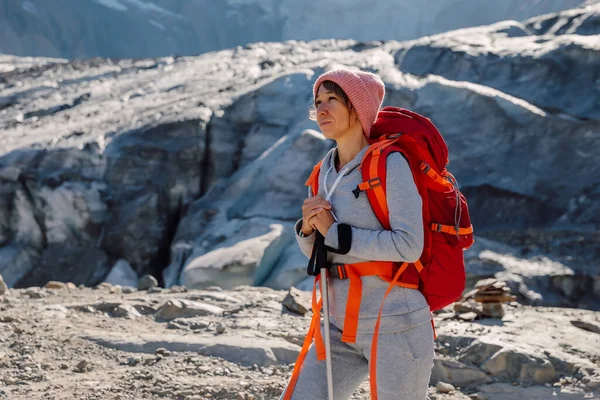 Retrato Mujer Excursionista Con Mochila Las Montañas Glaciar Turista —  Fotos de Stock