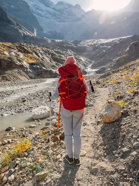 Femme Randonneuse Avec Sac Dos Rouge Marche Dans Les Montagnes — Photo