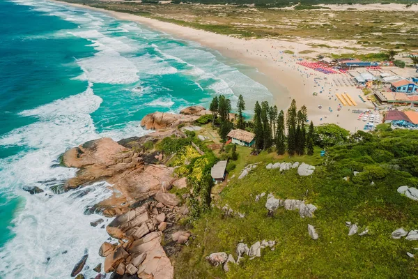 Popularna Plaża Joaquina Kamieniami Błękitnym Oceanem Falami Brazylii Widok Lotu — Zdjęcie stockowe