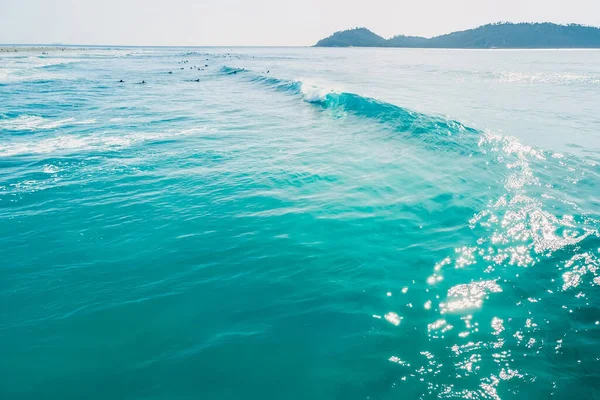 在蓝色透明的海洋和波浪中冲浪的人 在热带地区冲浪 空中景观 — 图库照片
