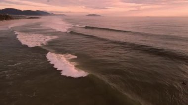 Sabah sisli Campeche plajı ve Florianopolis 'te gündoğumu tonları olan okyanus dalgaları.