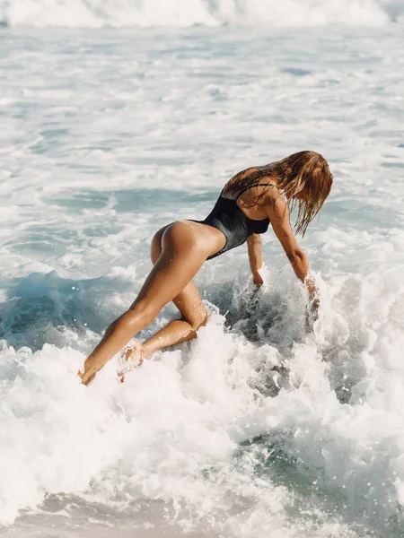 Приваблива Жінка Чорному Купальнику Позує Океанськими Хвилями — стокове фото