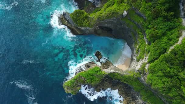 Kustlijn Landschap Met Rotsen Blauwe Oceaan Met Golven Indonesië Luchtzicht — Stockvideo