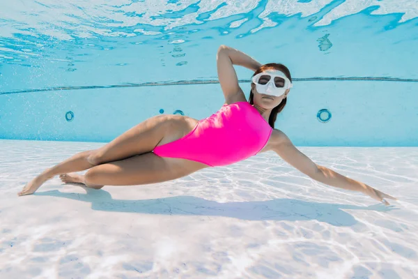 Donna Subacquea Libera Con Costume Bagno Rosa Posa Sott Acqua — Foto Stock