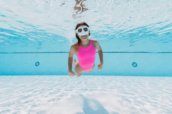 Mulher Desportiva Atraente Mergulho Roupa Banho Rosa Natação Subaquática Piscina — Fotografia de Stock