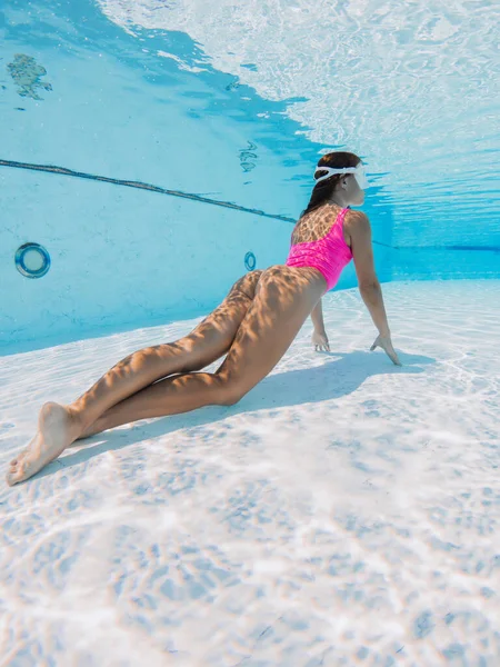 Mulher Atraente Com Maiô Rosa Sexy Posando Debaixo Água Piscina — Fotografia de Stock