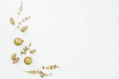 Beyaz arka planda Noel altın madalyası. Düz yerde, üst tarafta. Yeni yıl tatili