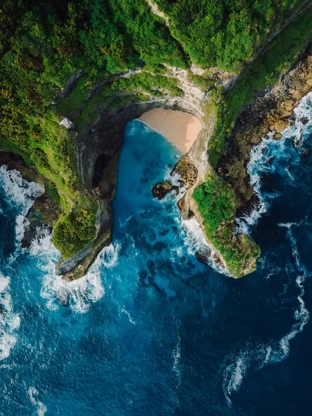 Kameny Malá Pláž Modrý Oceán Vlnami Bali Letecký Pohled — Stock fotografie