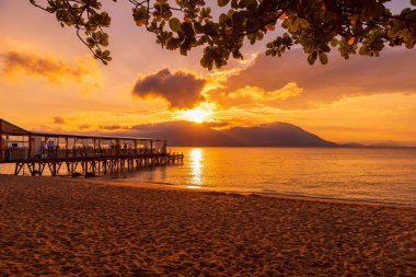 Florianopolis, Brezilya 'da iskelesi ve sessiz okyanusuyla gün batımı