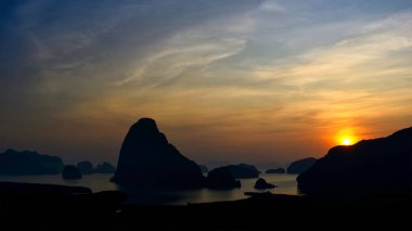 Samet Nangshe, Phang Nga, Tayland manzaralı güzel gökyüzü ve bulutlar. Andaman Denizi 'ndeki dağların ve adaların muhteşem ve doğal güzelliği. Yukarıdan görüntü.