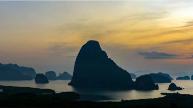 Samet Nangshe, Phang Nga, Tayland manzaralı güzel gökyüzü ve bulutlar. Andaman Denizi 'ndeki dağların ve adaların muhteşem ve doğal güzelliği. Yukarıdan görüntü.