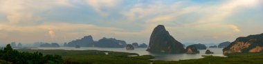 Samet Nangshe, Phang Nga, Tayland manzaralı güzel gökyüzü ve bulutlar. Andaman Denizi 'ndeki dağların ve adaların muhteşem ve doğal güzelliği. Yukarıdan görüntü.