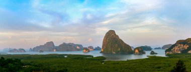 Samet Nangshe, Phang Nga, Tayland manzaralı güzel gökyüzü ve bulutlar. Andaman Denizi 'ndeki dağların ve adaların muhteşem ve doğal güzelliği. Yukarıdan görüntü.