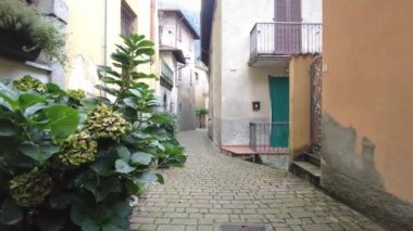 Como Gölü yakınlarındaki küçük bir Avrupa kasabasının harika dar sokakları. Renkli evler. Video hareket halinde. Eski evler ve sokaklar. İTALYA, Como, Varenna