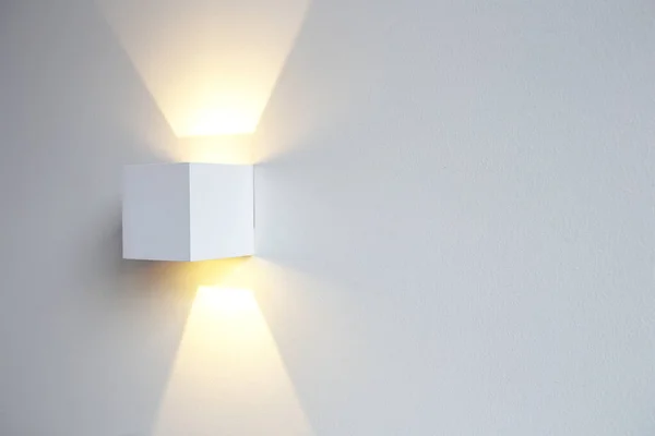 Sebuah Lampu Aluminium Modern Menyala Dinding Putih Dalam Dekorasi Rumah — Stok Foto