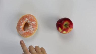 Uzun vadeli düşünmek ve sağlıklı ve abur cubur arasında sağlıklı bir seçim yapmak. Donut veya Apple kilo kaybı