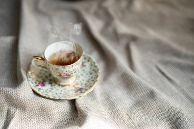 Porselen çaydanlık ve masada bir fincan sıcak çay, antika geleneksel çanak çömlek seti, İngiliz çayı ikindi çayı, şık iç mekan.