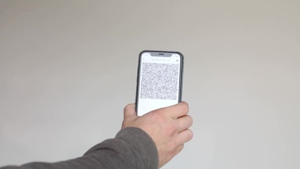 Peron Skanuje Paszport Szczepionki Przez Telefon Koncepcja Odpornego Certyfikatu Cyfrowego — Wideo stockowe