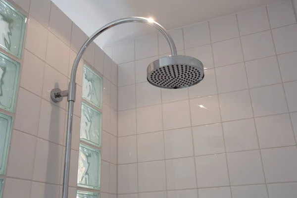 Hautnah Kopf Regendusche Modernen Badezimmer Mit Weißen Fliesen Stilvolles Neues — Stockfoto