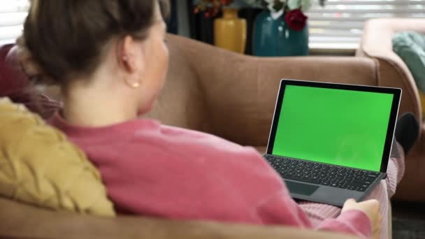Giovane Donna Ragazza Che Rilassa Casa Sul Divano Utilizzando Computer — Video Stock
