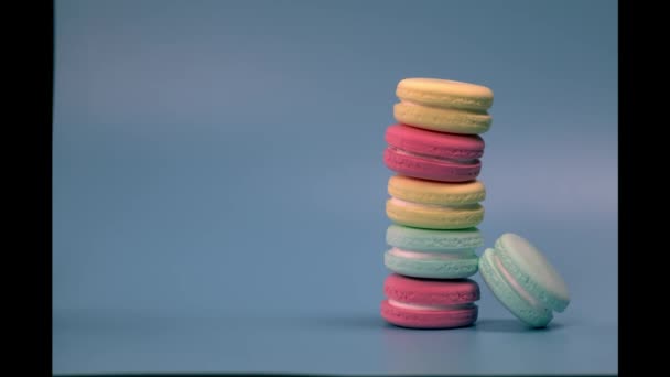 Macarons Timelapse Verdwijnen Een Voor Een Een Blauwe Achtergrond Stop — Stockvideo