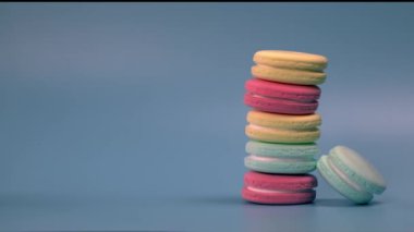 Makarnalar mavi arka planda ve şirin tabaklarda birer birer kayboluyor. Hareket hareketlerini durdur. Reklam için kopya alanı ile