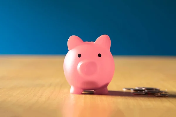 Piggy Bank Rosa Mesa Escritório Madeira Casa Com Pilha Moedas — Fotografia de Stock