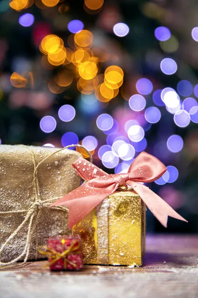 Веселого Різдва Нового Року Подарунки Золотих Коробках Рожевим Луком Снігу — стокове фото