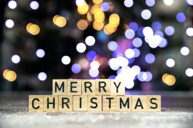 Karda Noel ağacının bokeh arkaplanlı Mutlu Noeller metni, metin için kopya alanı, tatil, Noel Baba ve xmas kavramı alanı