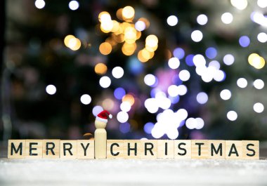 Karda Noel ağacının bokeh arkaplanlı Mutlu Noeller metni, metin için kopya alanı, tatil, Noel Baba ve xmas kavramı alanı