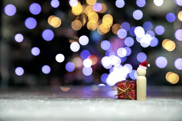 ボケの背景とコピースペース メリークリスマス テキストのための現在の概念空間と木製のテーブルの上に赤いクリスマスのギフトボックスとサンタクラス — ストック写真