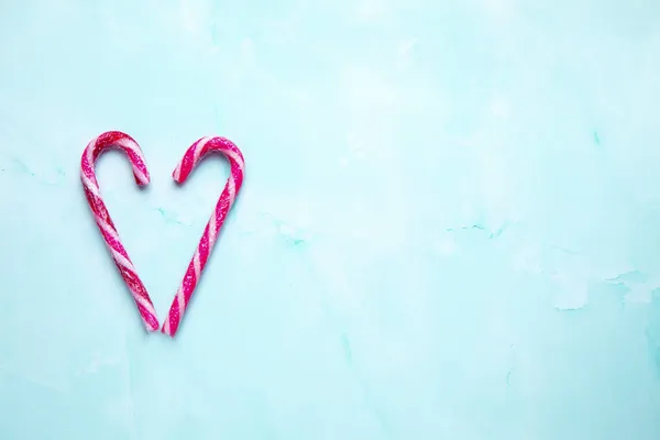 Şeker Kamışı Açık Mavi Arkaplanda Kalp Yapıyor Şeker Kamışı Kalp — Stok fotoğraf